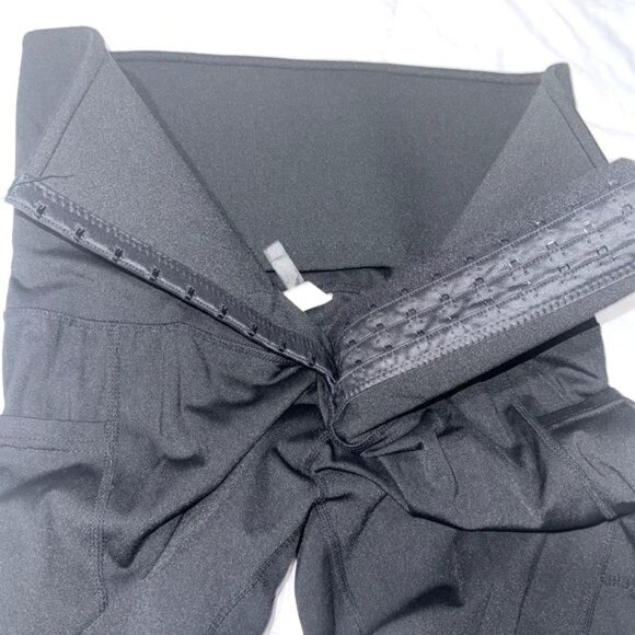 High-Waisted Black Tummy Control Leggings With Hook Closure & Side Pockets - Picture 4 of 8